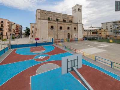 ...uno da basket e un anfiteatro